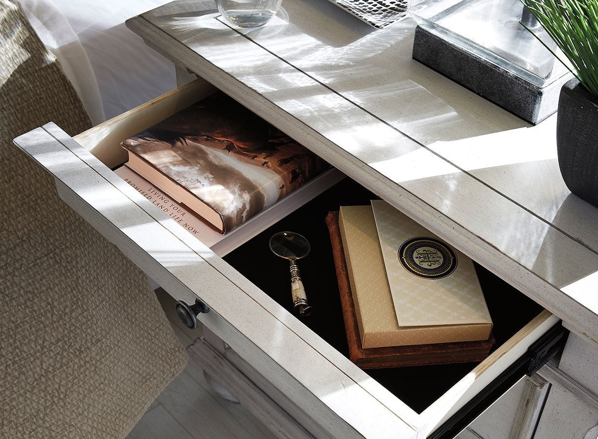 Kanwyn Queen Panel Bed with Mirrored Dresser, Chest and Nightstand